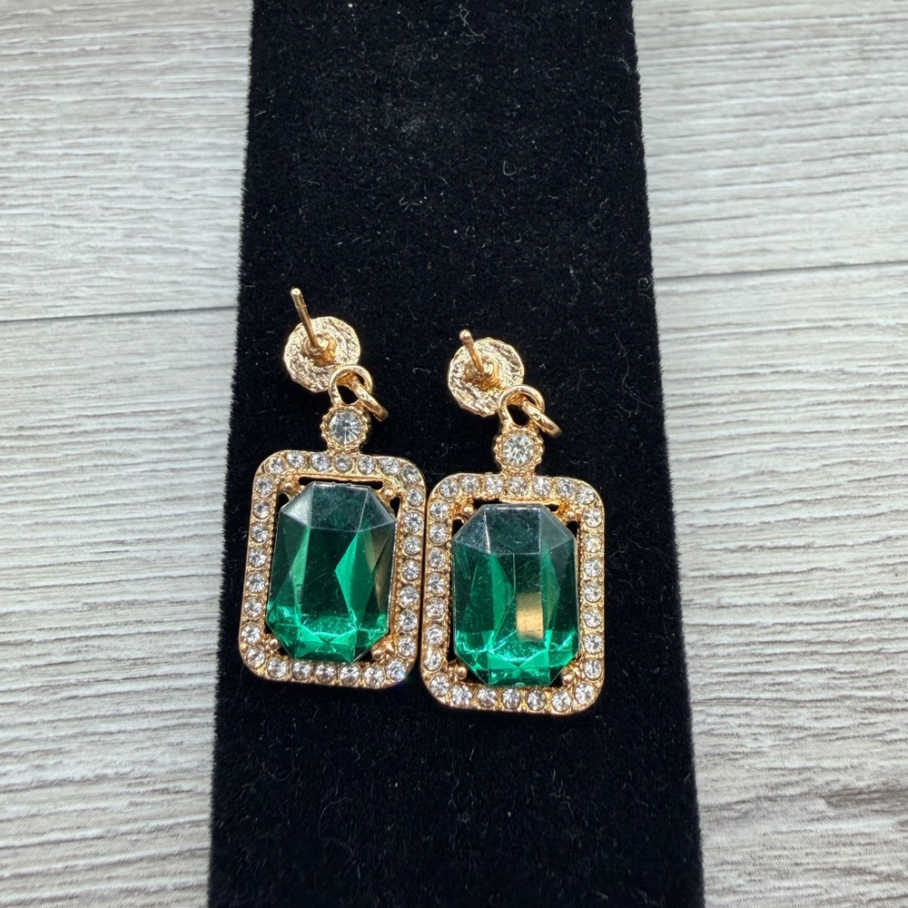 Elegant Green and Gold Tone Earrings